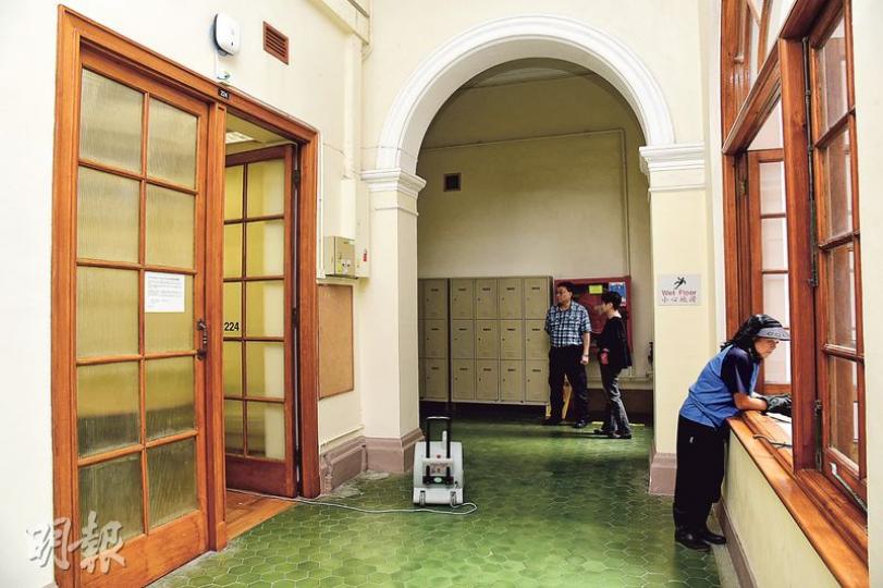 港大陸佑堂內一間雜物房發生火警,職員事後用強力風扇,抽走室內的燒焦味。(鍾炳然攝) 港大陸佑堂內一間雜物房發生火警,職員事後用強力風扇,抽走室內的燒焦味。(鍾炳然攝)
