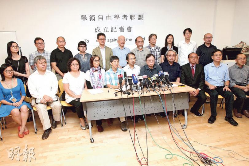 「學術自由學者聯盟」昨日成立,暫有60名學者成員,包括何芝君(前排左四起)、蔡寶琼、杜耀明、舒琪、陳清僑、張達明、葉建源,以及何式凝(後排左一)、成名(後排左六)和鍾劍華(後排左七)等。(李紹昌攝)正義聯盟召集人李偲嫣(前排中)偕20名成員到港大抗議,手持寫上「醜」字標語,形容港大校長馬斐森是「嗎啡針校長」,毒害港大,要求對話,又聲稱將集合18區朋友促馬斐森下台。(李紹昌攝) 「學術自由學者聯盟」昨日成立,暫有60名學者成員,包括何芝君(前排左四起)、蔡寶琼、杜耀明、舒琪、陳清僑、張達明、葉建源,以及何式凝(後排左一)、成名(後排左六)和鍾劍華(後排左七)等。(李紹昌攝)正義聯盟召集人李偲嫣(前排中)偕20名成員到港大抗議,手持寫上「醜」字標語,形容港大校長馬斐森是「嗎啡針校長」,毒害港大,要求對話,又聲稱將集合18區朋友促馬斐森下台。(李紹昌攝)