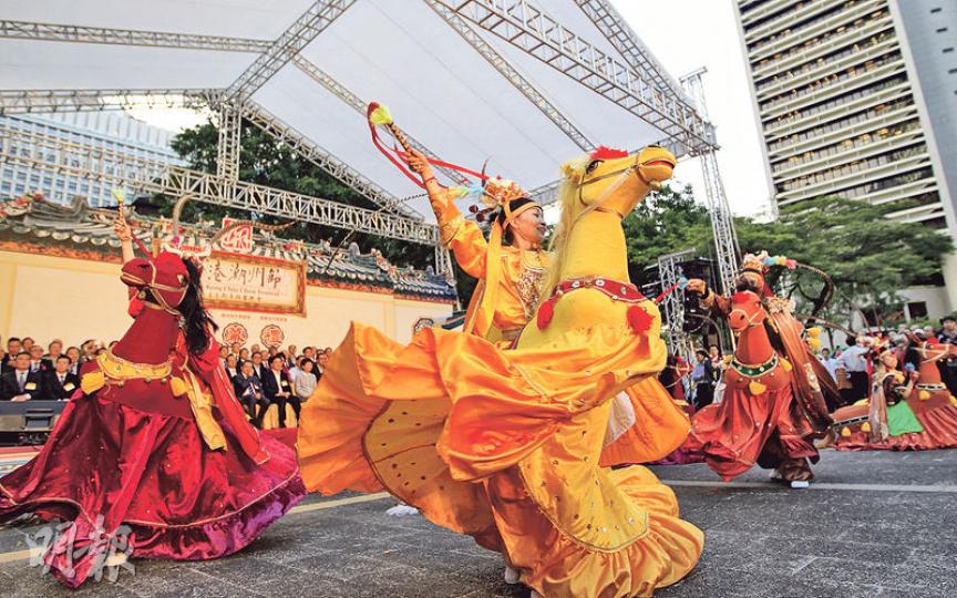 「香港潮州節」一連5日喺中環遮打花園舉行,除推廣潮州美食同工藝品外,每日都有表演節目,如潮州布馬舞(圖)、潮語小品、名人對對碰等。(郭慶輝攝)擔任潮州節主禮嘉賓嘅政務司長林鄭月娥(前),噚日喺攤位前試食潮州小食,個樣好滋味。(郭慶輝攝)高永文(左)、陳茂波兩個「潮州局長」都有撐場。所謂民以食為天,潮州菜有唔少特色小食,高永文就向Emily極力推薦蝦米笋粿同春餅。(郭慶輝攝) 「香港潮州節」一連5日喺中環遮打花園舉行,除推廣潮州美食同工藝品外,每日都有表演節目,如潮州布馬舞(圖)、潮語小品、名人對對碰等。(郭慶輝攝)擔任潮州節主禮嘉賓嘅政務司長林鄭月娥(前),噚日喺攤位前試食潮州小食,個樣好滋味。(郭慶輝攝)高永文(左)、陳茂波兩個「潮州局長」都有撐場。所謂民以食為天,潮州菜有唔少特色小食,高永文就向Emily極力推薦蝦米笋粿同春餅。(郭慶輝攝)