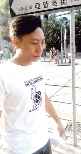 獲准保釋候判的李子聰(圖)透過代表律師,在庭上向兩名傷者致歉。他以自僱身分應拖車公司轉介,為警察拖走中型貨車,於上斜時壞車脫索溜後,令兩人受傷。(何偉畧攝) 獲准保釋候判的李子聰(圖)透過代表律師,在庭上向兩名傷者致歉。他以自僱身分應拖車公司轉介,為警察拖走中型貨車,於上斜時壞車脫索溜後,令兩人受傷。(何偉畧攝)
