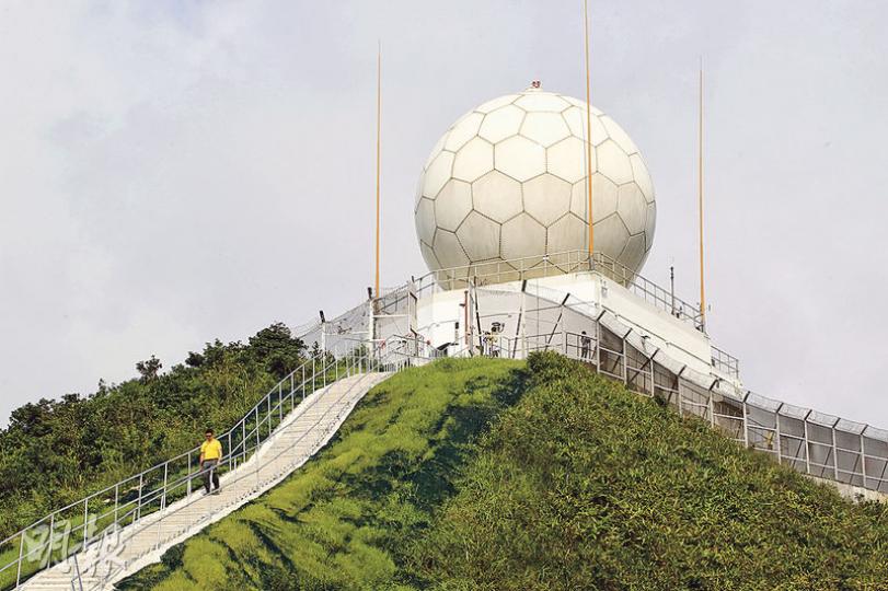 大老山新雷達於4月1日啟用,8月中曾因雷擊故障。天文台事後為雷達站加強防雷裝置,包括3支避雷針。(郭慶輝攝)雷達圓頂內的部件負責發射電磁波,雷達運作時會360度旋轉,工作人員在維修時才會進入雷達圓頂。(郭慶輝攝) 大老山新雷達於4月1日啟用,8月中曾因雷擊故障。天文台事後為雷達站加強防雷裝置,包括3支避雷針。(郭慶輝攝)雷達圓頂內的部件負責發射電磁波,雷達運作時會360度旋轉,工作人員在維修時才會進入雷達圓頂。(郭慶輝攝)