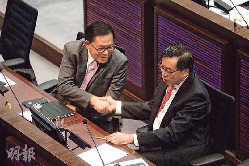 今屆立法會最後一年任期展開，內委會昨日選舉內委會主席，經民聯梁君彥（右）順利連任，黨友林健鋒（左）握手道賀。（鍾林枝攝）在建制派支持下，內會副主席職位，由建制派無政黨背景的馬逢國（中）當選，是回歸後首次由非泛民議員擔任此職。（鍾林枝攝）立法會內委會昨日率先舉行會議，泛民陣營先後推舉民主黨單仲偕競逐主席及副主席，先後遭建制陣營否決。單仲偕事後批評建制派做法霸道。（鍾林枝攝）