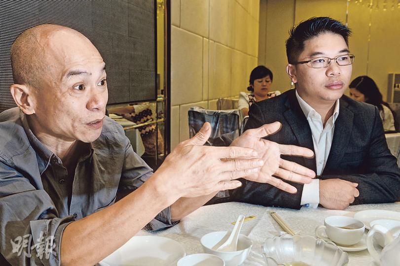 成為「清旺」代表人物嘅「光頭周」（左）話好多謝傳媒報道，話可能自己光頭形象突出，「鏡頭成日追住我，(佔領期間）出鏡率仲高過李嘉誠」。旁邊係參選區議員嘅嘅廖少輝。（劉焌陶攝） 