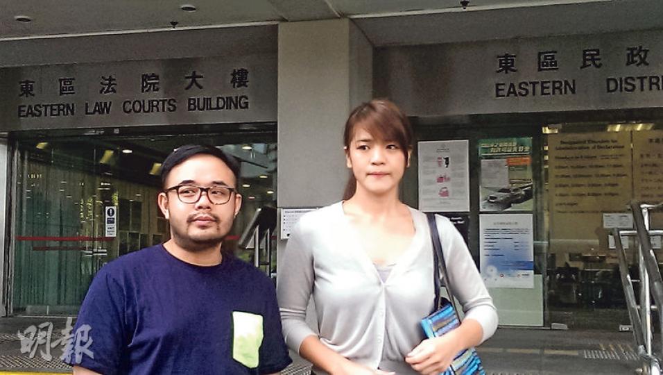龍小菌（右）昨日獲撤銷控罪後離開法院，經理人邵子風（左）指現在全公司都沒有人被控告，可能會吃飯慶祝。（章淑廉攝）