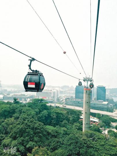 觀光纜車——購買通行證可乘新加坡纜車（Singapore Cable Car）的Mount Faber Line，免費往返花柏山與聖淘沙一次。（蔡俊業攝）