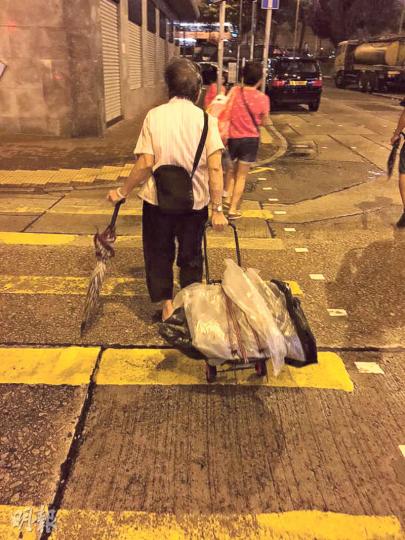 85歲的趙婆婆每日將媳婦掃垃圾收到的物品變賣,希望賺多幾十元幫補家計。(梁煥敏攝) 85歲的趙婆婆每日將媳婦掃垃圾收到的物品變賣,希望賺多幾十元幫補家計。(梁煥敏攝)