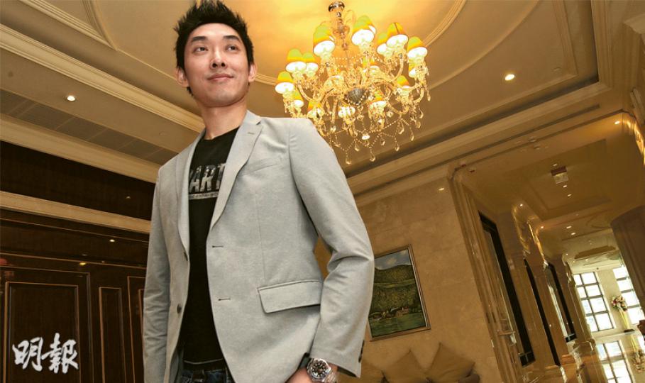 中文補習「天王」張欣欣(圖)應記者要求擺出當年拍攝補習社廣告海報的動作,他透露,當年曾向任職的補習社借款逾200萬元以付廣告費。(李紹昌攝)本報記者日前到尖沙嘴遵理分校觀察,正等候上林溢欣(圖左海報)課堂的同學為數不少,由大廈的1樓排隊到4樓,當中不少為名校生。(樊銳昌攝) 中文補習「天王」張欣欣(圖)應記者要求擺出當年拍攝補習社廣告海報的動作,他透露,當年曾向任職的補習社借款逾200萬元以付廣告費。(李紹昌攝)本報記者日前到尖沙嘴遵理分校觀察,正等候上林溢欣(圖左海報)課堂的同學為數不少,由大廈的1樓排隊到4樓,當中不少為名校生。(樊銳昌攝)