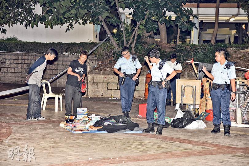 深水埗前晚發生傷人案,一名男子遭3名兇徒持鐵通伏擊至重傷命危;事後警員封鎖現場一帶搜查。(蔡方山攝) 深水埗前晚發生傷人案,一名男子遭3名兇徒持鐵通伏擊至重傷命危;事後警員封鎖現場一帶搜查。(蔡方山攝)