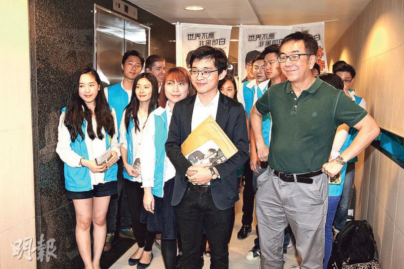 林作(前排左)昨報名參選區議會,一眾好友擔當助選團打氣。有「香江第一才子」之稱的陶傑(前排右)亦親往撐場,他盛讚林作年紀輕輕,飽讀詩書,笑言「有『牛津仔』服務基層,如同港姐幫你洗腳,理得佢係咪大材小用」。(林俊源攝)港姐麥明詩(圖)昨出席公開活動時,對男友林作參選區議會表示支持,「我今日(昨日)要工作,所以會精神上支持,已傳短訊給他」。(鍾偉茵攝) 林作(前排左)昨報名參選區議會,一眾好友擔當助選團打氣。有「香江第一才子」之稱的陶傑(前排右)亦親往撐場,他盛讚林作年紀輕輕,飽讀詩書,笑言「有『牛津仔』服務基層,如同港姐幫你洗腳,理得佢係咪大材小用」。(林俊源攝)港姐麥明詩(圖)昨出席公開活動時,對男友林作參選區議會表示支持,「我今日(昨日)要工作,所以會精神上支持,已傳短訊給他」。(鍾偉茵攝)