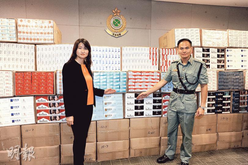 海關稅收及一般調查科監督楊嘉斐(左)與同僚展示檢獲的大批私煙。她表示,長假期過後是走私高危期,海關會加強各口岸堵截及抽查工作。(衛永康攝) 海關稅收及一般調查科監督楊嘉斐(左)與同僚展示檢獲的大批私煙。她表示,長假期過後是走私高危期,海關會加強各口岸堵截及抽查工作。(衛永康攝)