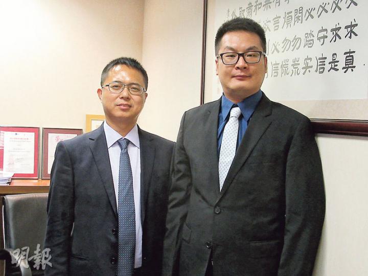 西王特鋼執行董事孫新虎(左)指出,集團正探討在下游整合的空間,物色在核電及軍工領域發展。右為總經理張健。(陳偉燊攝) 西王特鋼執行董事孫新虎(左)指出,集團正探討在下游整合的空間,物色在核電及軍工領域發展。右為總經理張健。(陳偉燊攝)