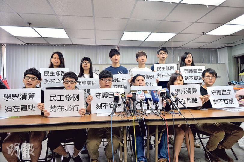 學聯將聯同8間專上院校學生會,在各院校舉辦「大專修例公投」,就廢除特首任校監必然制、增加校董會及校委會校內人士比例、增加學生校董表決。(蘇智鑫攝) 學聯將聯同8間專上院校學生會,在各院校舉辦「大專修例公投」,就廢除特首任校監必然制、增加校董會及校委會校內人士比例、增加學生校董表決。(蘇智鑫攝)