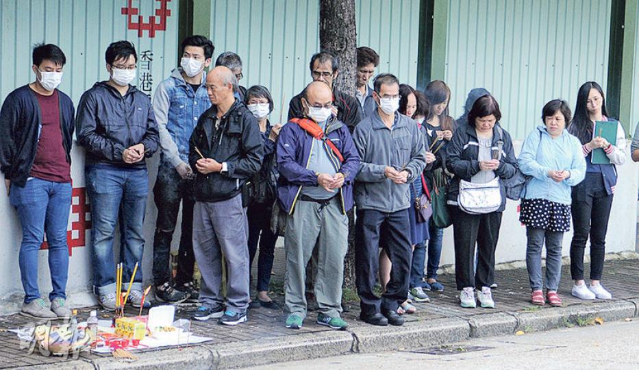 死者的親屬昨午到交通意外現場拜祭。(葉真真攝) 死者的親屬昨午到交通意外現場拜祭。(葉真真攝)