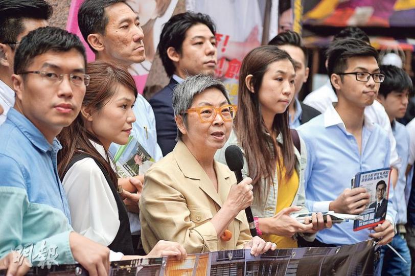《社區公民約章》運動倡議人吳靄儀(中間持咪者)表示,現時建制派壟斷大部分區議會議席,她期望透過運動推動社區自主,打破壟斷,亦可減低政黨摩擦及分裂。(鄧宗弘攝) 《社區公民約章》運動倡議人吳靄儀(中間持咪者)表示,現時建制派壟斷大部分區議會議席,她期望透過運動推動社區自主,打破壟斷,亦可減低政黨摩擦及分裂。(鄧宗弘攝)
