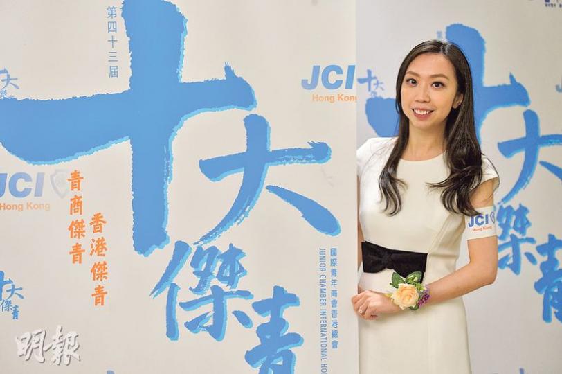 獲選今屆十大傑出青年的張依勵是香港紅十字會臨牀心理學家,去年到爆發伊波拉疫情的西非利比利亞,為當地前線醫護人員及患者家屬提供心理支援。(鄧宗弘攝) 獲選今屆十大傑出青年的張依勵是香港紅十字會臨牀心理學家,去年到爆發伊波拉疫情的西非利比利亞,為當地前線醫護人員及患者家屬提供心理支援。(鄧宗弘攝)