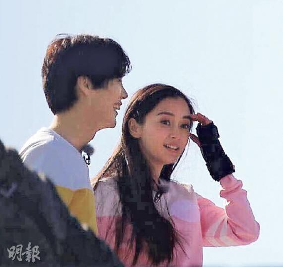 Angelababy與人氣小鮮肉鹿晗昨日一起在西安參與《奔跑吧!兄弟》第3季拍攝。(微博圖片)《奔跑吧!兄弟》人氣強盛,昨晨已有逾千粉絲在西安景點等候他們出現,一睹風采。(微博圖片)王祖藍與李亞男的長短腳之戀最近在內地成為話題。(微博圖片)王祖藍為免與太太常分隔兩地,索性夫妻檔闖內地發展。(微博圖片)李晨與范冰冰度假歸來即投入拍攝。(微博圖片) Angelababy與人氣小鮮肉鹿晗昨日一起在西安參與《奔跑吧!兄弟》第3季拍攝。(微博圖片)《奔跑吧!兄弟》人氣強盛,昨晨已有逾千粉絲在西安景點等候他們出現,一睹風采。(微博圖片)王祖藍與李亞男的長短腳之戀最近在內地成為話題。(微博圖片)王祖藍為免與太太常分隔兩地,索性夫妻檔闖內地發展。(微博圖片)李晨與范冰冰度假歸來即投入拍攝。(微博圖片)