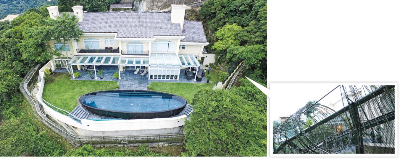山頂中峽道匯豐銀行「大班屋」前晚發生爆竊案,4名匪徒由近山坡防盜鐵絲網(右圖)潛入後園,再爬上1樓主人房搜掠財物,其間被保安員發現,即原路爬鐵絲網逃去。(林俊源攝)山頂「大班屋」被爆竊,匯豐銀行副主席兼行政總裁王冬勝昨傍晚返回大班屋接受記者查詢時從容表示﹕「沒什麼,最緊要人無事。」(林俊源攝)大班屋的防盜鐵絲圍網裝有感應電纜器,當遇到較大震動或有人剪斷鐵網時產生震動,便會響起警號通知保安。(鍾炳然攝)從車輛出入口大閘內望,可見車輛通道旁設有保安亭及有保安員駐守。(林俊源攝)山頂中峽道匯豐大班屋前 山頂中峽道匯豐銀行「大班屋」前晚發生爆竊案,4名匪徒由近山坡防盜鐵絲網(右圖)潛入後園,再爬上1樓主人房搜掠財物,其間被保安員發現,即原路爬鐵絲網逃去。(林俊源攝)山頂「大班屋」被爆竊,匯豐銀行副主席兼行政總裁王冬勝昨傍晚返回大班屋接受記者查詢時從容表示﹕「沒什麼,最緊要人無事。」(林俊源攝)大班屋的防盜鐵絲圍網裝有感應電纜器,當遇到較大震動或有人剪斷鐵網時產生震動,便會響起警號通知保安。(鍾炳然攝)從車輛出入口大閘內望,可見車輛通道旁設有保安亭及有保安員駐守。(林俊源攝)山頂中峽道匯豐大班屋前