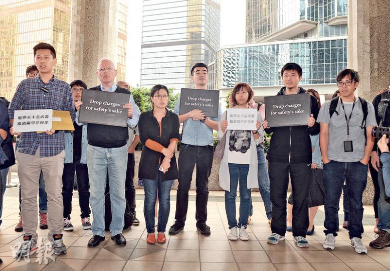 香港攝影記者協會等團體昨早到泰國駐港總領事館樓下請願,要求泰國政府撤銷《端傳媒》攝記關學津的控罪。香港攝影記者協會副主席何家達(左一)要求泰國就記者攜帶相關裝備訂立清晰指引,以免同類事件再發生。(鍾林枝攝) 香港攝影記者協會等團體昨早到泰國駐港總領事館樓下請願,要求泰國政府撤銷《端傳媒》攝記關學津的控罪。香港攝影記者協會副主席何家達(左一)要求泰國就記者攜帶相關裝備訂立清晰指引,以免同類事件再發生。(鍾林枝攝)