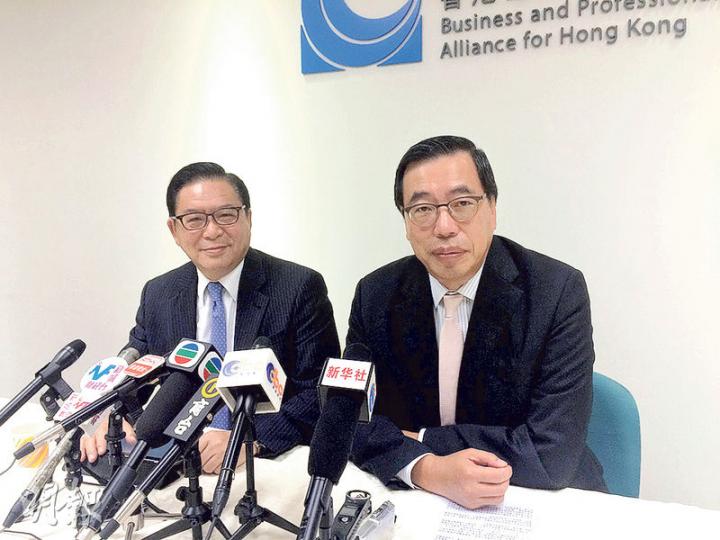 經民聯主席梁君彥(右)表示,若政府取消強積金對冲,「羊毛出在羊身上」,最後會轉嫁到消費者。左為副主席林健鋒。(渠贇攝) 經民聯主席梁君彥(右)表示,若政府取消強積金對冲,「羊毛出在羊身上」,最後會轉嫁到消費者。左為副主席林健鋒。(渠贇攝)