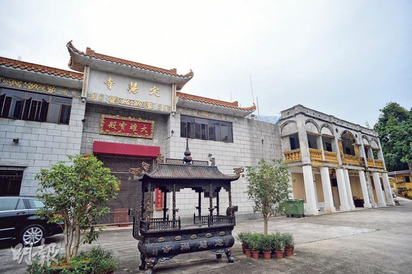 建於1921年的定慧寺因日久失修，該寺董事之一翁靜晶透過網上集資平台籌款，已於上月底完結，共獲737名公衆人士支持，籌集得133.9萬多元。（蘇智鑫攝）大埔定慧寺被指帳目混亂，疑是女住持釋智定的尼姑對於記者提問只回答「交給律師處理」。（蘇智鑫攝）