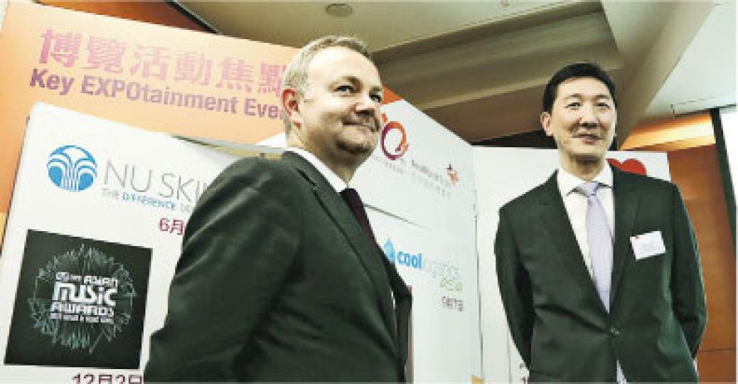 亞洲國際博覽館將推出「Encore暖流」博覽旅遊套票計劃，行政總裁哈永安（右）表示，冀吸引旅客再訪港，以抗本地旅遊業寒冬。圖左為畢馬威會計師事務所策略及經濟事務主管布樂家。（周智堅攝）