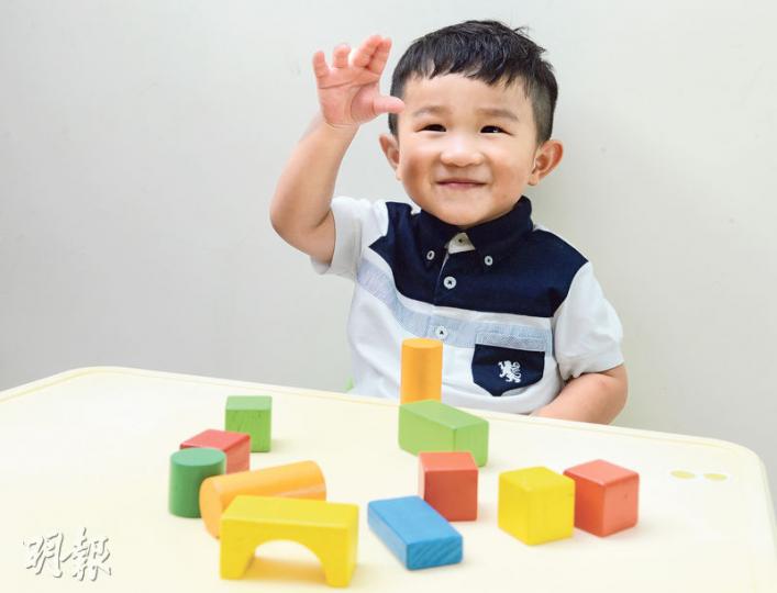 幼園面試攻略 (劉焌陶攝)小朋友在小組活動中,老師主要觀察他們是否合群和願意分享,然而當小朋友出現爭執時,家長處理態度也是學校重視的一環。(劉焌陶攝)小朋友用匙羮舀珠仔,除了考他們的小肌肉能力,也觀察他們的自理能力及是否懂得正確的握匙羮姿勢。(鄧宗弘攝)讓小朋友把玩具食物切開,老師會觀察他們完成後是否懂得自動收拾。(鄧宗弘攝)有學校會叫小朋友即場唱歌,如能有動作配合更好。(鄧宗弘攝) 幼園面試攻略 (劉焌陶攝)小朋友在小組活動中,老師主要觀察他們是否合群和願意分享,然而當小朋友出現爭執時,家長處理態度也是學校重視的一環。(劉焌陶攝)小朋友用匙羮舀珠仔,除了考他們的小肌肉能力,也觀察他們的自理能力及是否懂得正確的握匙羮姿勢。(鄧宗弘攝)讓小朋友把玩具食物切開,老師會觀察他們完成後是否懂得自動收拾。(鄧宗弘攝)有學校會叫小朋友即場唱歌,如能有動作配合更好。(鄧宗弘攝)