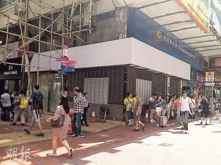 世邦魏理仕報告顯示,今年第3季再有奢侈品牌退租一線街舖,期內銅鑼灣舖租按季下跌11%;而羅素街一個原由英皇鐘錶珠寶租用的舖位,上月租約期滿後亦放棄續租。(劉詠怡攝) 世邦魏理仕報告顯示,今年第3季再有奢侈品牌退租一線街舖,期內銅鑼灣舖租按季下跌11%;而羅素街一個原由英皇鐘錶珠寶租用的舖位,上月租約期滿後亦放棄續租。(劉詠怡攝)