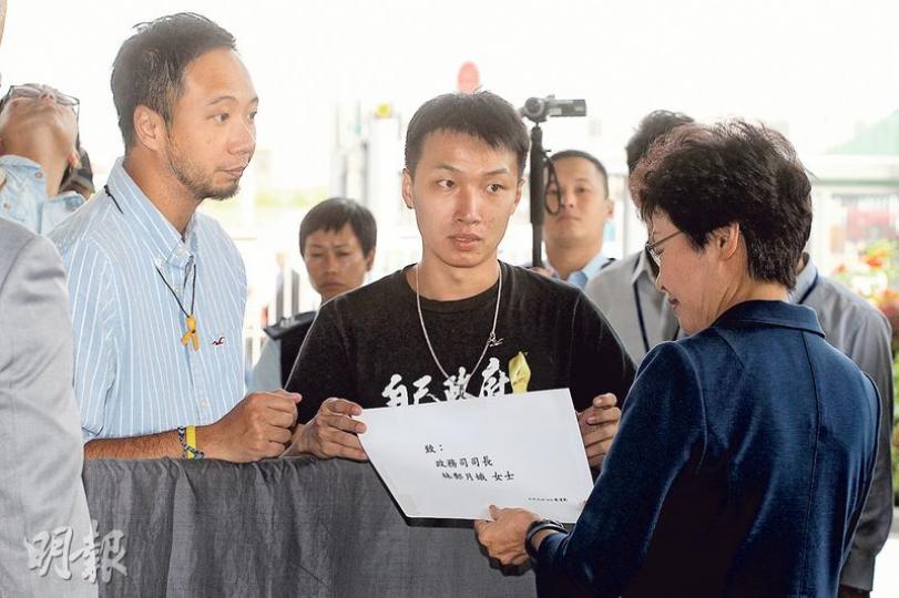 佔領運動期間7名警員涉嫌對被捕的公民黨成員曾健超拳打腳踢的案件,發生至今快將1年,曾健超(左一)昨晨與公民黨及民陣成員到特首辦請願,向署理特首林鄭月娥(右一)交信,要求律政司盡快起訴涉案警員。(李紹昌攝) 佔領運動期間7名警員涉嫌對被捕的公民黨成員曾健超拳打腳踢的案件,發生至今快將1年,曾健超(左一)昨晨與公民黨及民陣成員到特首辦請願,向署理特首林鄭月娥(右一)交信,要求律政司盡快起訴涉案警員。(李紹昌攝)
