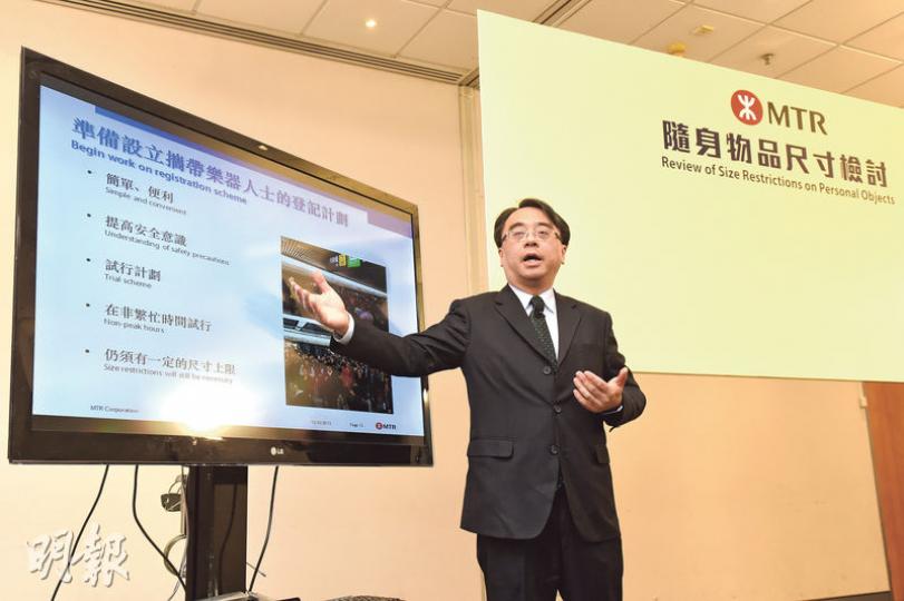 港鐵車務總監金澤培稱將於下月設立登記制,攜樂器人士填表,港鐵會發出准許證,但只限非繁忙時間攜樂器乘車。(陳淑安攝) 港鐵車務總監金澤培稱將於下月設立登記制,攜樂器人士填表,港鐵會發出准許證,但只限非繁忙時間攜樂器乘車。(陳淑安攝)
