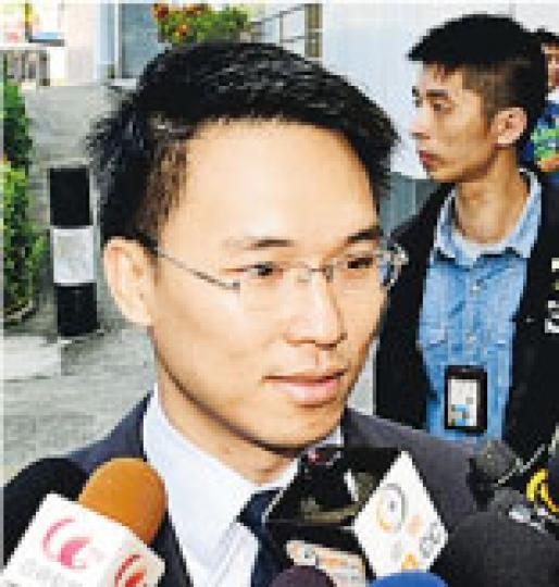 中區警區刑事總部總督察(刑事)陳志昌昨講述匯豐大班屋一名疑犯落網經過,並稱正追緝在逃同黨。(鍾炳然攝) 中區警區刑事總部總督察(刑事)陳志昌昨講述匯豐大班屋一名疑犯落網經過,並稱正追緝在逃同黨。(鍾炳然攝)