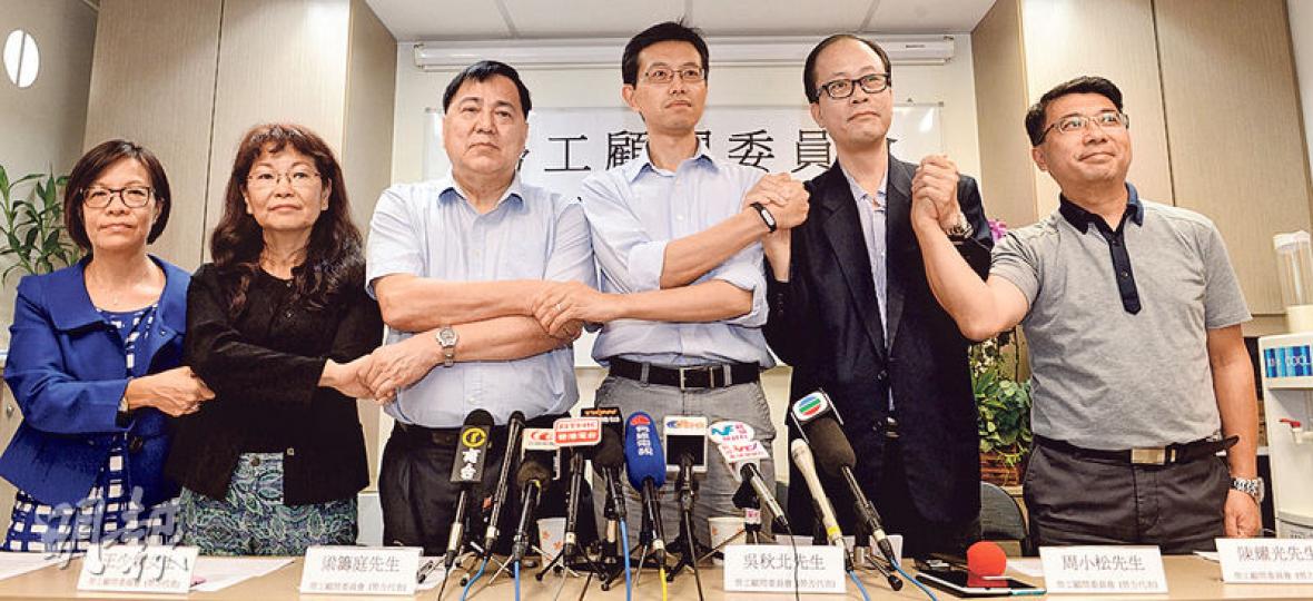 標準工時委員會6名勞方成員要求委員會盡快討論立法具體方案,否則不排除集體退出。6名勞方代表為陳素卿(左起)、王少嫺、梁籌庭、吳秋北、周小松及陳耀光。(劉焌陶攝) 標準工時委員會6名勞方成員要求委員會盡快討論立法具體方案,否則不排除集體退出。6名勞方代表為陳素卿(左起)、王少嫺、梁籌庭、吳秋北、周小松及陳耀光。(劉焌陶攝)