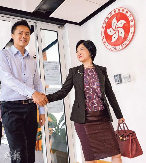 新民黨主席葉劉淑儀(右)被問及該黨與自由黨在西貢欣英撞區會否令其他對手「漁人得利」,葉指廖子聰(左)參選是給予選民多一個選擇。(劉焌陶攝) 新民黨主席葉劉淑儀(右)被問及該黨與自由黨在西貢欣英撞區會否令其他對手「漁人得利」,葉指廖子聰(左)參選是給予選民多一個選擇。(劉焌陶攝)
