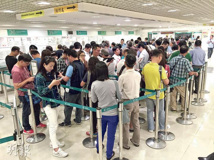 有市民於網上指出,需排隊3小時才能領駕駛執照。記者昨到金鐘運輸署了解,發現中午繁忙時間約50人排隊,需輪候約1小時領牌照。(林俊源攝) 有市民於網上指出,需排隊3小時才能領駕駛執照。記者昨到金鐘運輸署了解,發現中午繁忙時間約50人排隊,需輪候約1小時領牌照。(林俊源攝)