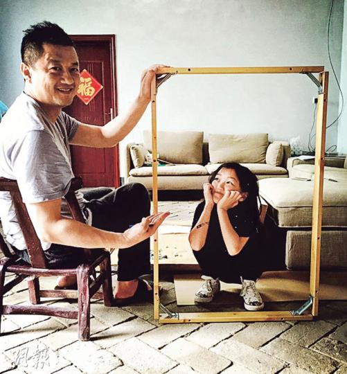李亞鵬表示與女兒李嫣協商刪帳戶,希望好好保護她的成長。(微博圖片)李亞鵬與王菲女兒竇靖童依然感情很好,日前更一起往飲黃曉明喜酒。(微博圖片)李嫣的可愛妙語,贏盡網民心。(微博圖片)李亞鵬在微博撰文表達心聲。(微博圖片) 李亞鵬表示與女兒李嫣協商刪帳戶,希望好好保護她的成長。(微博圖片)李亞鵬與王菲女兒竇靖童依然感情很好,日前更一起往飲黃曉明喜酒。(微博圖片)李嫣的可愛妙語,贏盡網民心。(微博圖片)李亞鵬在微博撰文表達心聲。(微博圖片)