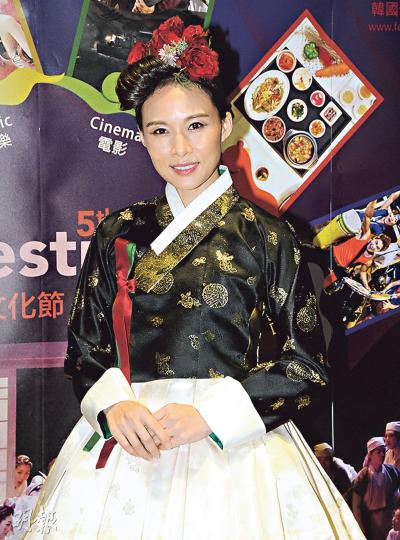 楊崢出席韓國文化節活動,穿韓服行騷。(攝影:梁榮達) 楊崢出席韓國文化節活動,穿韓服行騷。(攝影:梁榮達)