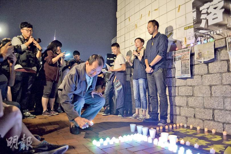 7名警務人員涉毆打示威者曾健超(右),今日1周年。百名市民昨到案發現場添馬公園暗角集會,冀警方起訴7警並放上電子燭台砌成「7」字,照亮暗角。(鍾林枝攝) 7名警務人員涉毆打示威者曾健超(右),今日1周年。百名市民昨到案發現場添馬公園暗角集會,冀警方起訴7警並放上電子燭台砌成「7」字,照亮暗角。(鍾林枝攝)