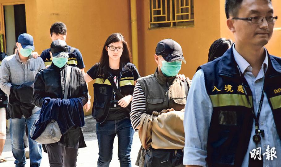 入境處人員昨日到大埔定慧寺調查及拘捕4人,當中包括孭着agnès b袋的釋智定(戴口罩者,前起)、涉嫌教唆他人違反逗留條件的尼姑、涉嫌與釋智定假結婚的僧人釋如智,以及涉嫌違反逗留條件的印傭。(林智傑攝)調查期間,入境處人員在定慧寺內檢獲大批涉案文件,當中包括內地結婚證(左)及離婚證(右)。(蘇智鑫攝)寺外貼上聲明,指釋智定已向警方舉報並保留追究權利。(蘇智鑫攝)行動中入境處檢獲大量證物,包括身分證、內地結婚及離婚證明文件、平板電腦及夾萬等。(蘇智鑫攝) 入境處人員昨日到大埔定慧寺調查及拘捕4人,當中包括孭着agnès b袋的釋智定(戴口罩者,前起)、涉嫌教唆他人違反逗留條件的尼姑、涉嫌與釋智定假結婚的僧人釋如智,以及涉嫌違反逗留條件的印傭。(林智傑攝)調查期間,入境處人員在定慧寺內檢獲大批涉案文件,當中包括內地結婚證(左)及離婚證(右)。(蘇智鑫攝)寺外貼上聲明,指釋智定已向警方舉報並保留追究權利。(蘇智鑫攝)行動中入境處檢獲大量證物,包括身分證、內地結婚及離婚證明文件、平板電腦及夾萬等。(蘇智鑫攝)