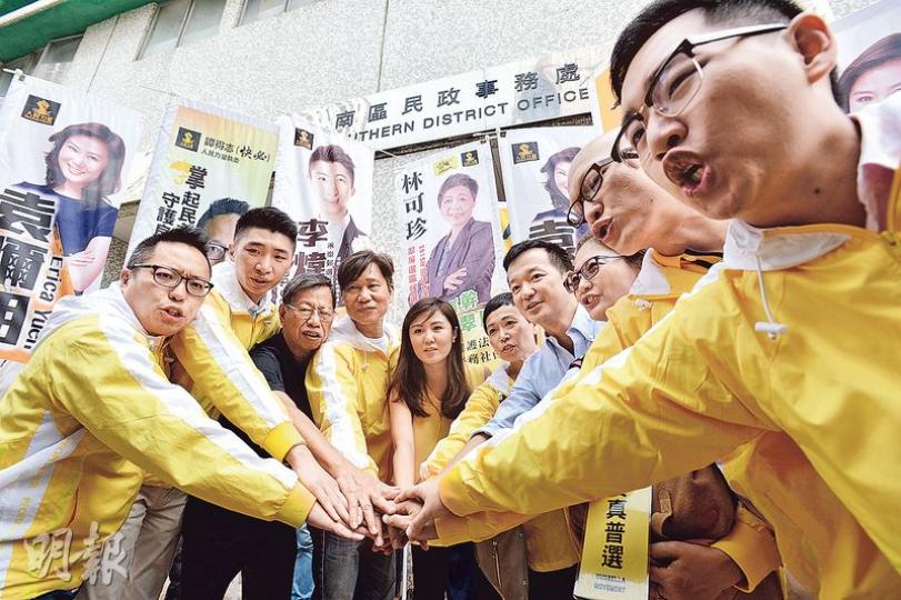 人民力量昨宣布派9人出選區議會,主席袁彌明(左五)指人力今屆出選非為「票債票償」或「狙擊」,而是以勝選為目標,冀取得5至6席。(馮凱鍵攝) 人民力量昨宣布派9人出選區議會,主席袁彌明(左五)指人力今屆出選非為「票債票償」或「狙擊」,而是以勝選為目標,冀取得5至6席。(馮凱鍵攝)