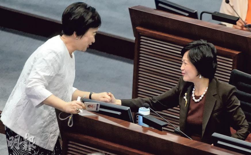新民黨葉劉淑儀（右）昨當選立法會人事編制委員會主席。（劉焌陶攝）