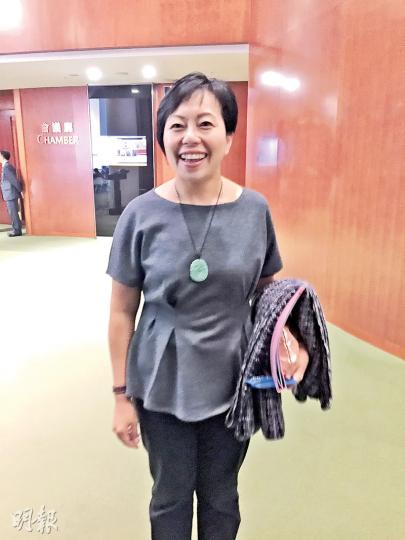 工聯會麥美娟原本身材圓潤,過咗一個暑假明顯瘦咗,佢相信主要係戒消夜所致。(何曉勤攝) 工聯會麥美娟原本身材圓潤,過咗一個暑假明顯瘦咗,佢相信主要係戒消夜所致。(何曉勤攝)