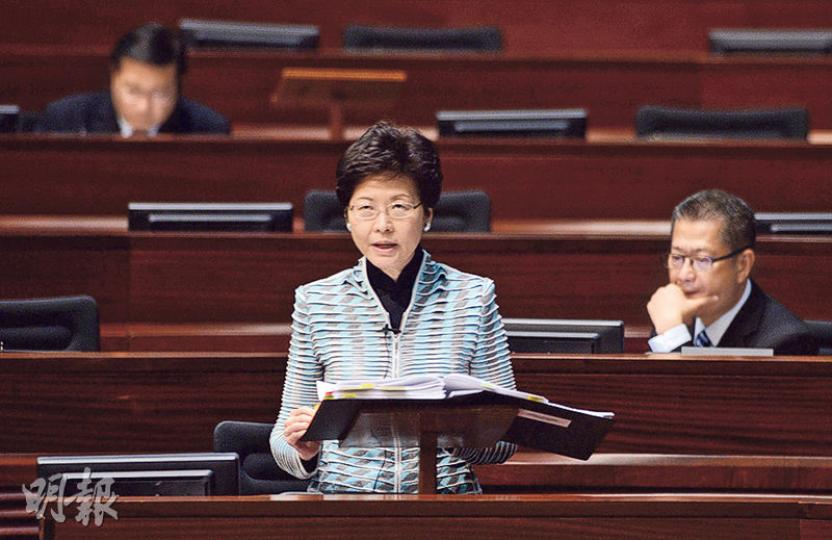 立法會討論引用特權法調查食水含鉛事件。政務司長林鄭月娥(前)稱在政府已全面徹查下,未有必要使用條例。(劉焌陶攝) 立法會討論引用特權法調查食水含鉛事件。政務司長林鄭月娥(前)稱在政府已全面徹查下,未有必要使用條例。(劉焌陶攝)