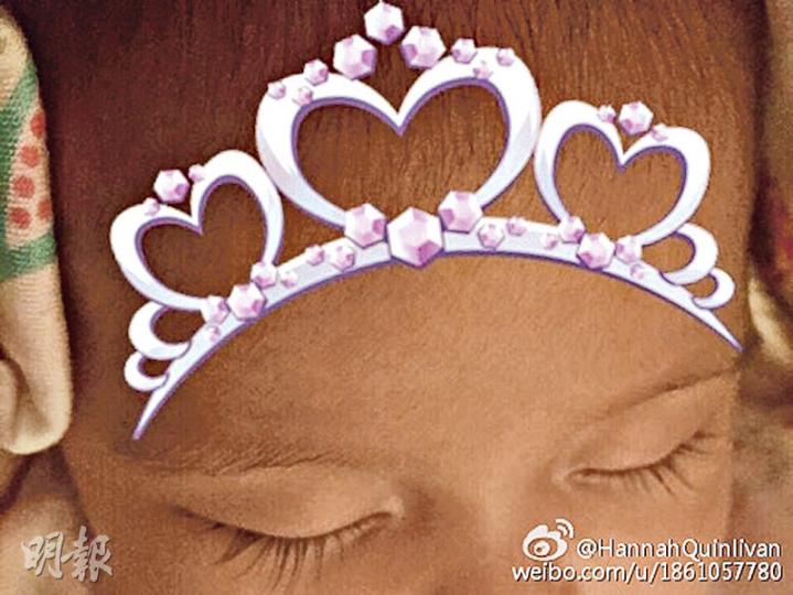 昆凌首度公開囡囡的樣子,並透露快將出世100天的她叫Hathaway。雖然只見半張臉,但見她擁有長長眼睫毛,相信會似媽媽般漂亮。(微博圖片) 昆凌首度公開囡囡的樣子,並透露快將出世100天的她叫Hathaway。雖然只見半張臉,但見她擁有長長眼睫毛,相信會似媽媽般漂亮。(微博圖片)