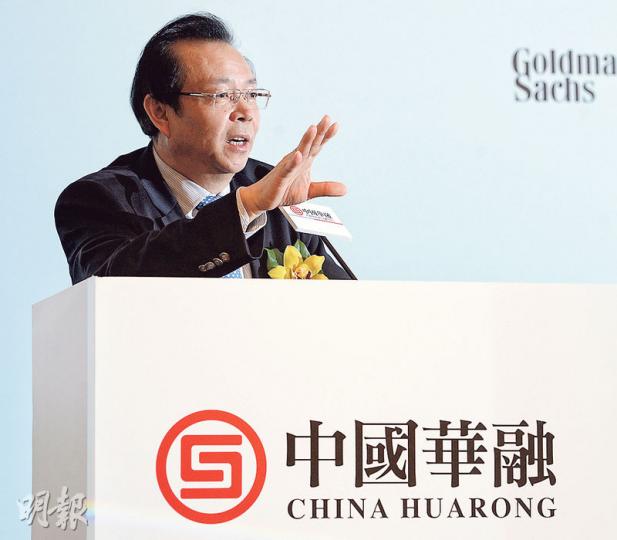 對有股東決定不出售舊股而令華融集資規模縮減的傳言,董事長賴小民(圖)表示,老股東從來沒考慮過要出售舊股,相信是市場誤傳,此次發行全部為新股。(劉焌陶攝) 對有股東決定不出售舊股而令華融集資規模縮減的傳言,董事長賴小民(圖)表示,老股東從來沒考慮過要出售舊股,相信是市場誤傳,此次發行全部為新股。(劉焌陶攝)