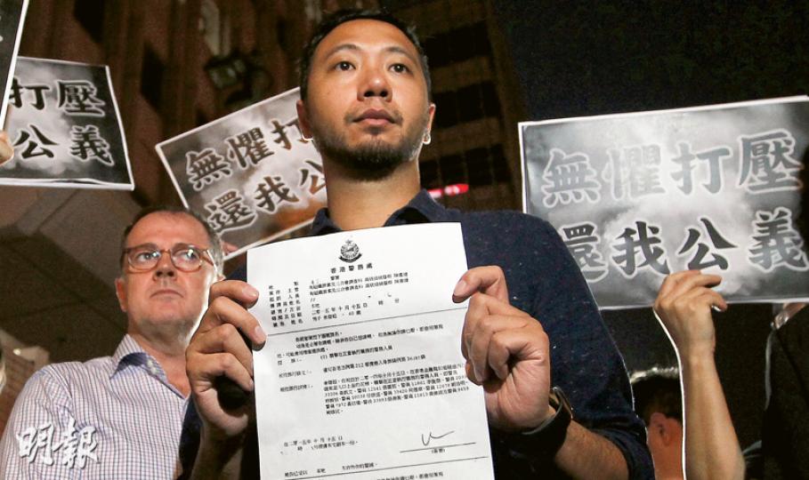 曾健超昨被控5項罪名,包括一項襲警及4項拒捕。他昨離開警署時,批評昨日拘捕及起訴他是政治打壓。(林俊源攝)公民黨成員曾健超(前)昨早接獲警方預約拘捕電話後,昨午在律師韋智達(右)陪同下到中區警署。公民黨黨魁梁家傑(左三)、主席余若薇(左一)及副主席陳淑莊(左二)陪同到場。(李紹昌攝) 曾健超昨被控5項罪名,包括一項襲警及4項拒捕。他昨離開警署時,批評昨日拘捕及起訴他是政治打壓。(林俊源攝)公民黨成員曾健超(前)昨早接獲警方預約拘捕電話後,昨午在律師韋智達(右)陪同下到中區警署。公民黨黨魁梁家傑(左三)、主席余若薇(左一)及副主席陳淑莊(左二)陪同到場。(李紹昌攝)