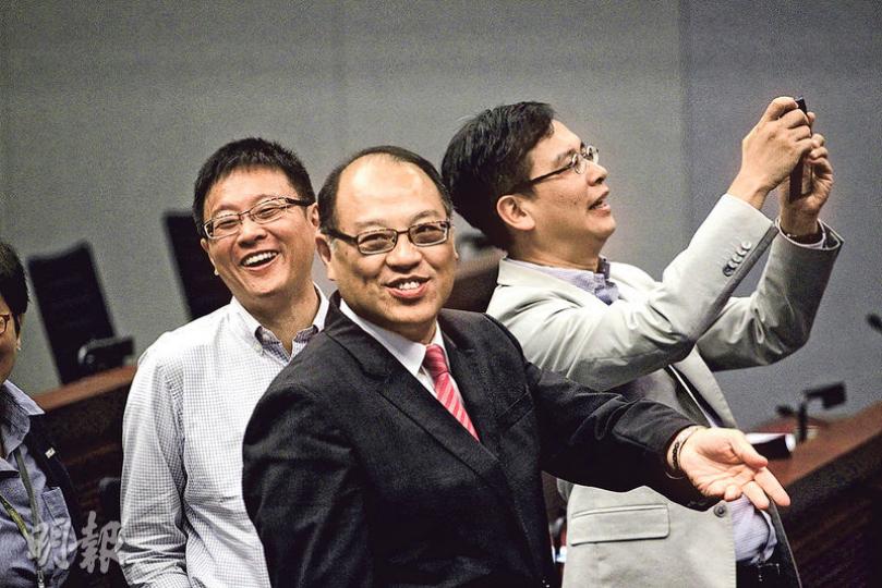 立法會教育事務委員會正、副主席由林大輝(中)及葉建源(右)自動當選;公民黨陳家洛(左)則連任環境事務委員會副主席。(郭慶輝攝) 立法會教育事務委員會正、副主席由林大輝(中)及葉建源(右)自動當選;公民黨陳家洛(左)則連任環境事務委員會副主席。(郭慶輝攝)