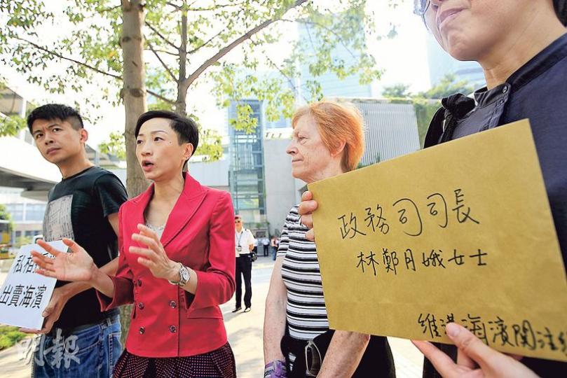 維港海濱關注組成員陳淑莊(紅衣者)、尖沙嘴居民關注組及土地正義聯盟代表,昨到政總向政務司長林鄭月娥提交請願信,抗議政府未完成公眾諮詢已封閉星光大道。(郭慶輝攝) 維港海濱關注組成員陳淑莊(紅衣者)、尖沙嘴居民關注組及土地正義聯盟代表,昨到政總向政務司長林鄭月娥提交請願信,抗議政府未完成公眾諮詢已封閉星光大道。(郭慶輝攝)