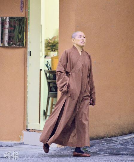 定慧寺女主持釋智定日前因涉嫌假結婚被入境處拘捕,她昨曾短暫離開寺院辦公室。(馮凱鍵攝)定慧寺女主持釋智定及僧尼前日被捕後,該寺昨日貼出暫停開放的通告。(馮凱鍵攝) 定慧寺女主持釋智定日前因涉嫌假結婚被入境處拘捕,她昨曾短暫離開寺院辦公室。(馮凱鍵攝)定慧寺女主持釋智定及僧尼前日被捕後,該寺昨日貼出暫停開放的通告。(馮凱鍵攝)