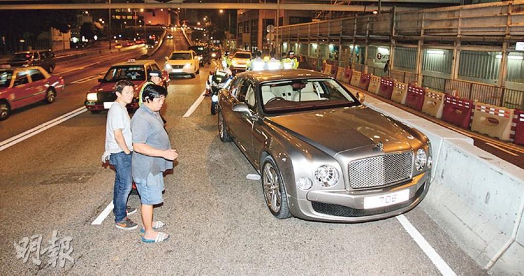 逾500萬元的Bentley頂級豪華房車,司機駕車時疑不適昏迷,輕微撞向石壆停下,警察破窗救出司機送院。(伍浦鋒攝)男司機被救出時已陷昏迷,送院途中救護員不停為其施以心外壓,惟搶救後不治。(伍浦鋒攝) 逾500萬元的Bentley頂級豪華房車,司機駕車時疑不適昏迷,輕微撞向石壆停下,警察破窗救出司機送院。(伍浦鋒攝)男司機被救出時已陷昏迷,送院途中救護員不停為其施以心外壓,惟搶救後不治。(伍浦鋒攝)