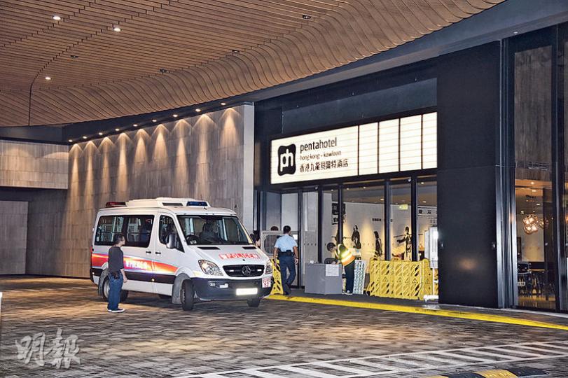 新蒲崗六合街九龍貝爾特酒店發生男子闖入房毆打女住客及行劫事件,警方接報到場調查。(蔡方山攝) 新蒲崗六合街九龍貝爾特酒店發生男子闖入房毆打女住客及行劫事件,警方接報到場調查。(蔡方山攝)
