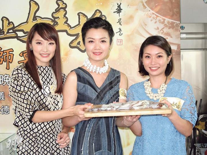 三位前新聞主播曾美華(左起)、方健儀及趙海珠齊齊捧着八爪魚拍照。(攝影:林蘊兒) 三位前新聞主播曾美華(左起)、方健儀及趙海珠齊齊捧着八爪魚拍照。(攝影:林蘊兒)